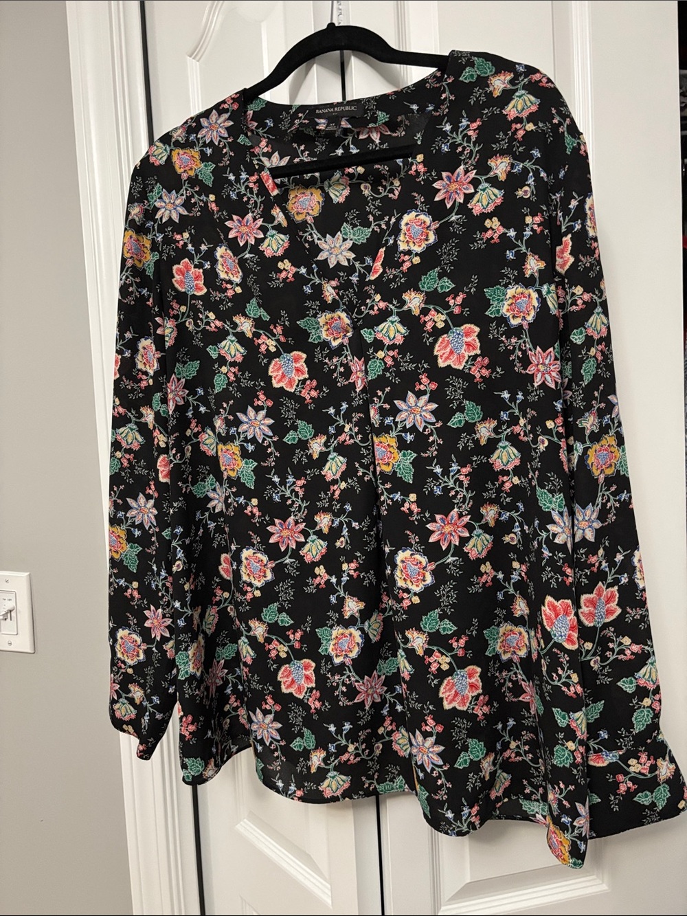 Banana Republic Black Floral V-Neck Long-Sleeve Blouse